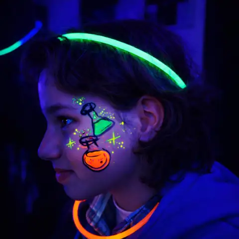 UV neonové malování na obličej