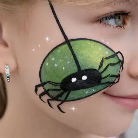 Zelený pavouk namalovaný na tváři