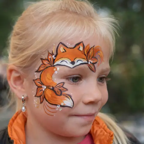 Liška namalovaná na obličeji dívky