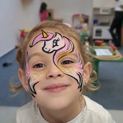 Dívka s motivem jednorožce