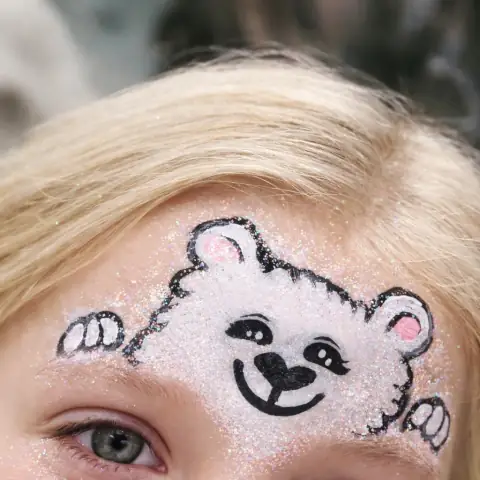 Lední medvěd namalovaný na čele