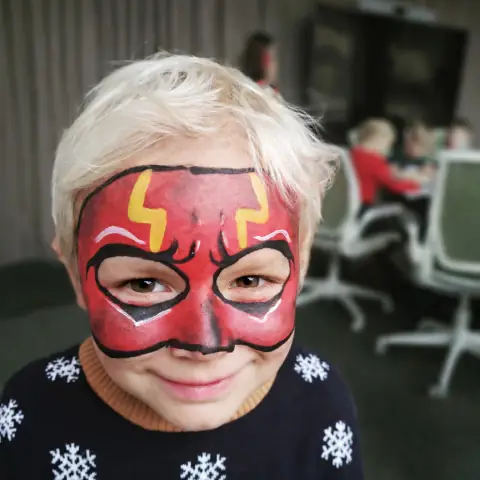 Spiderman namalovaný na dětském obličeji