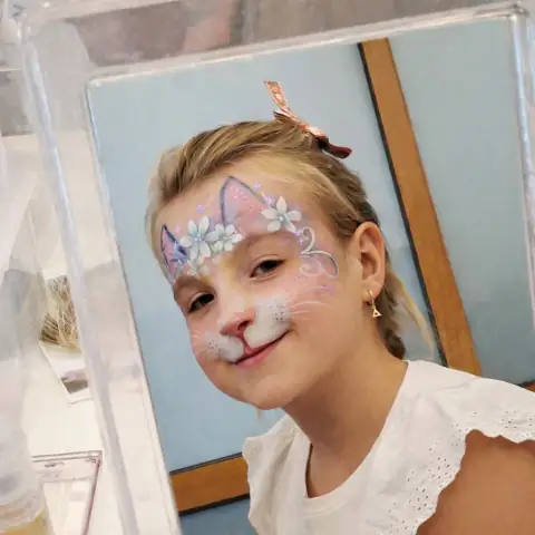 Jemný motiv na obličeji dívky
